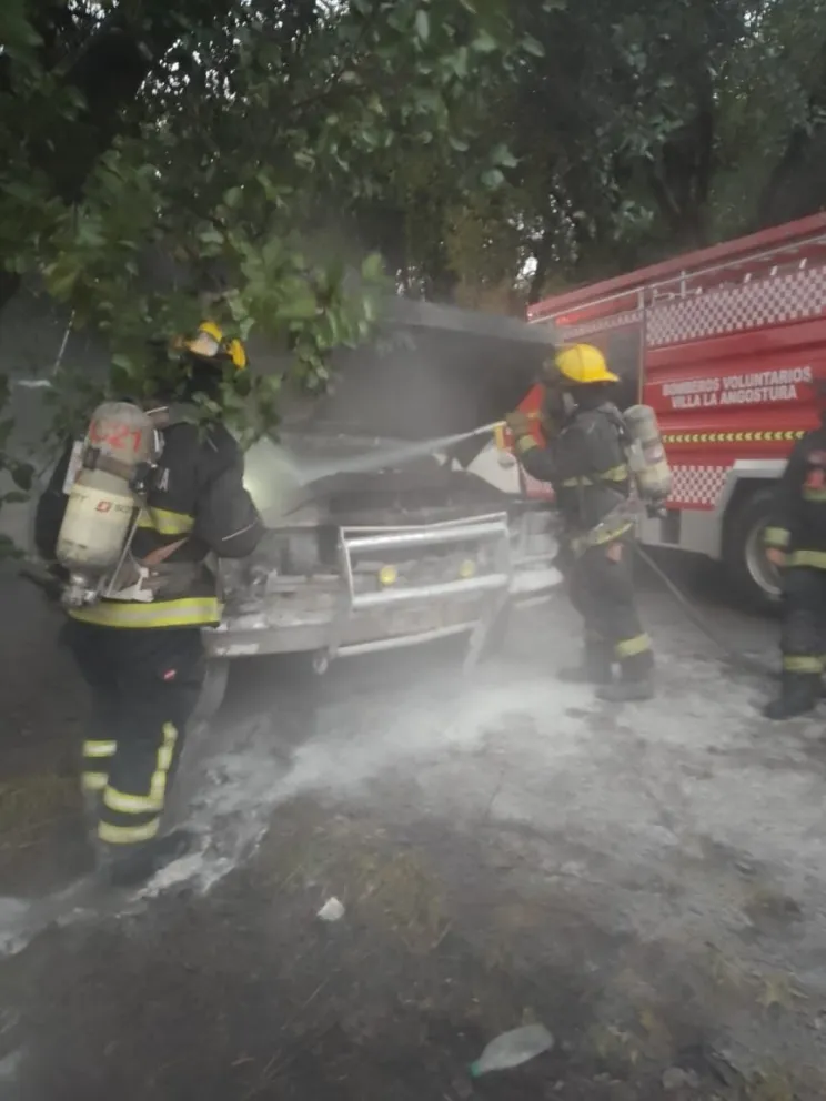 Bomberos Voluntarios sofocaron incendios en un camión y una vivienda
