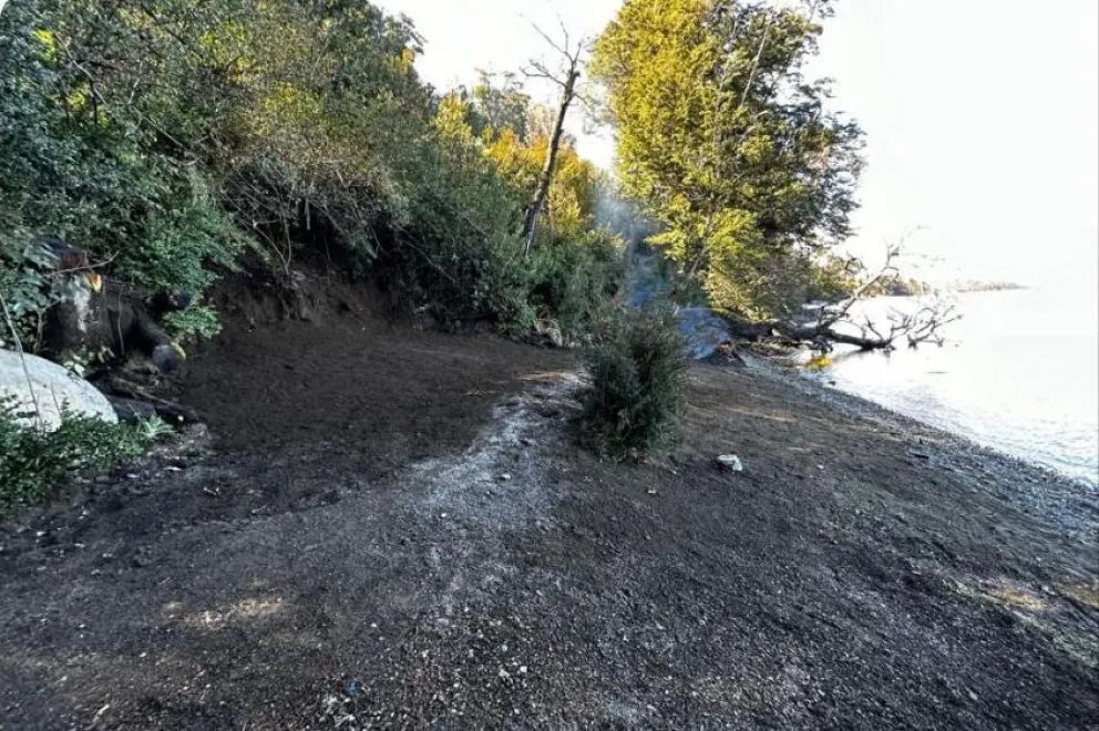Tras meses de resistencia, finalmente retiraron  la vivienda que edificó en la costa del lago