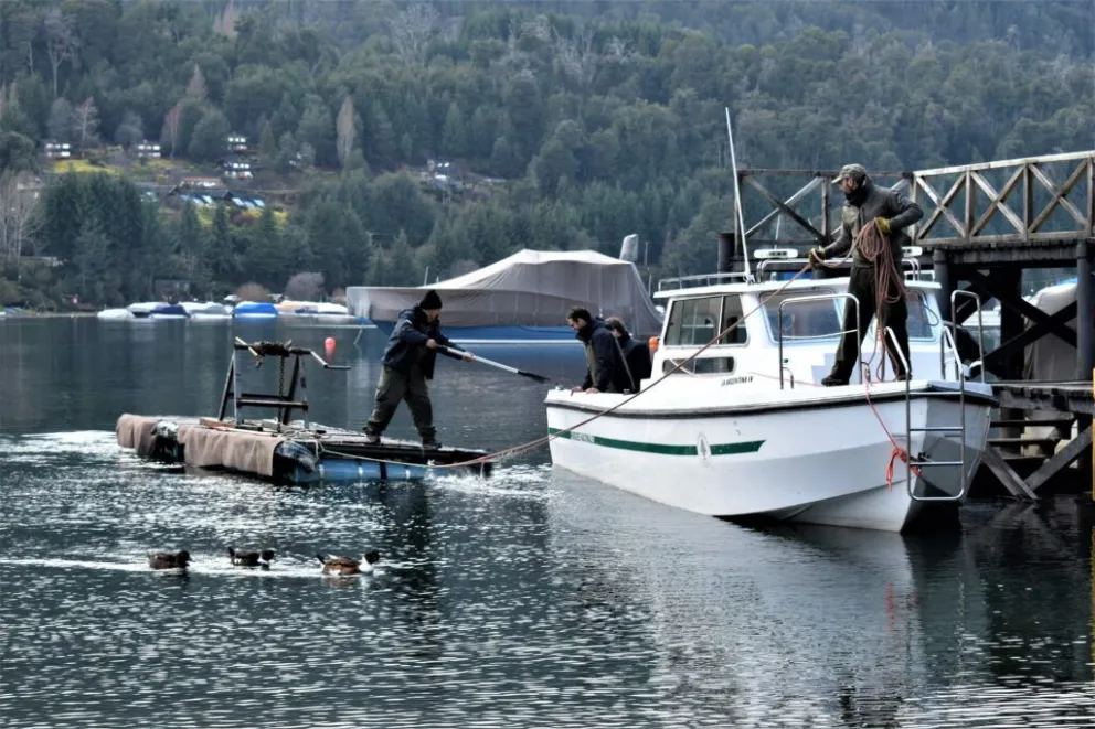 Parques continúa con el ordenamiento de las amarras en el lago Nahuel Huapi