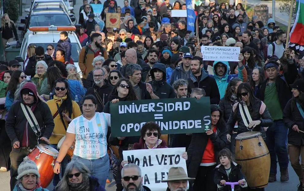 Unos 200 vecinos marcharon en apoyo a las universidades públicas