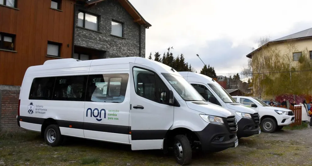 Provincia entregó un minubus para el traslado de estudiantes en Angostura