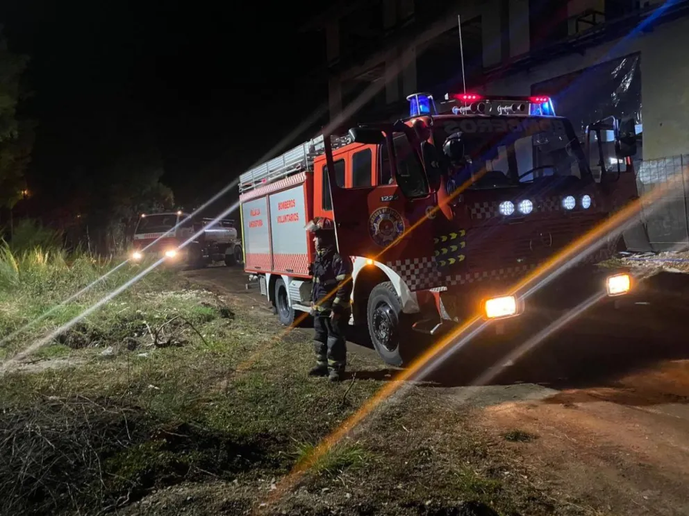 Bomberos lograron contener un incendio de interfase en el barrio Piedritas