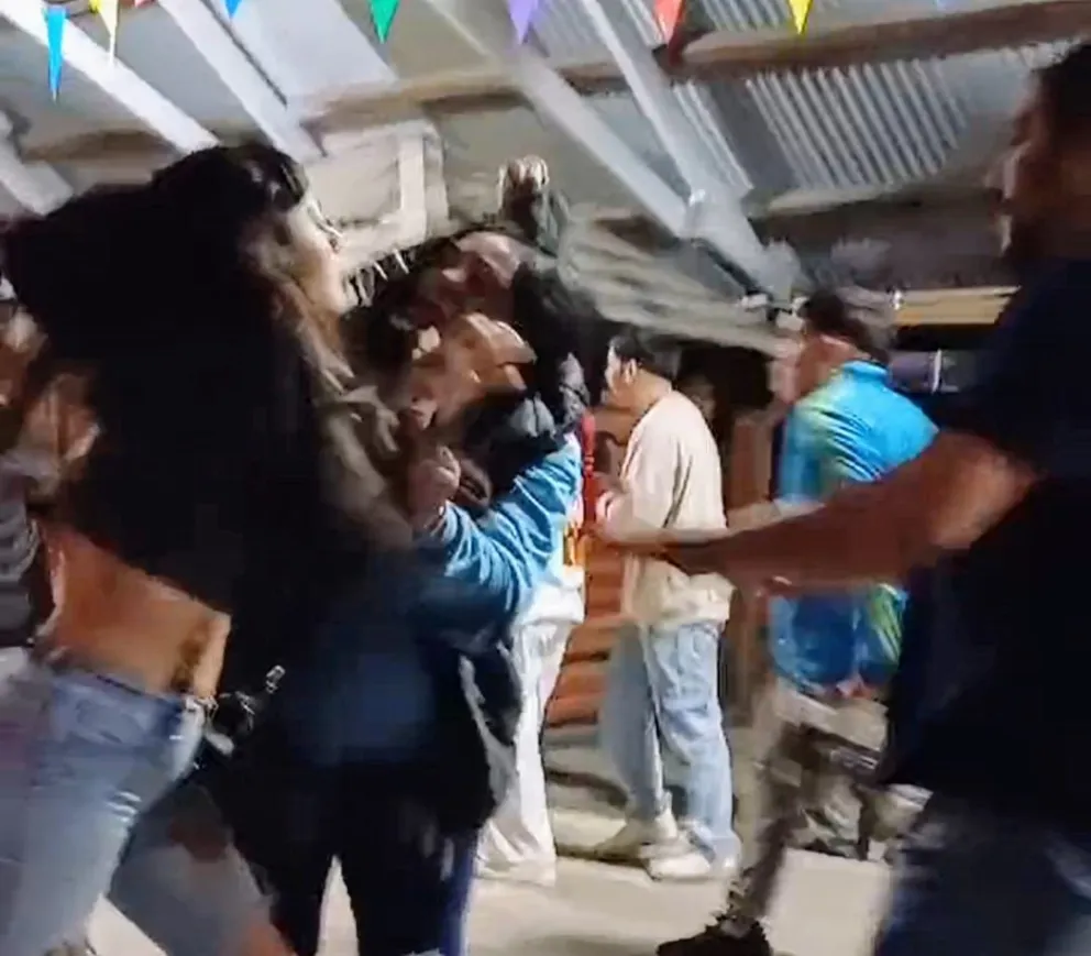 Así fue la pelea de mujeres del domingo a la madrugada ( Video) 