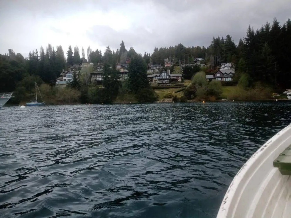 Detectan boyas ilegales tras el hundimiento de una lancha en el Lago Nahuel Huapi
