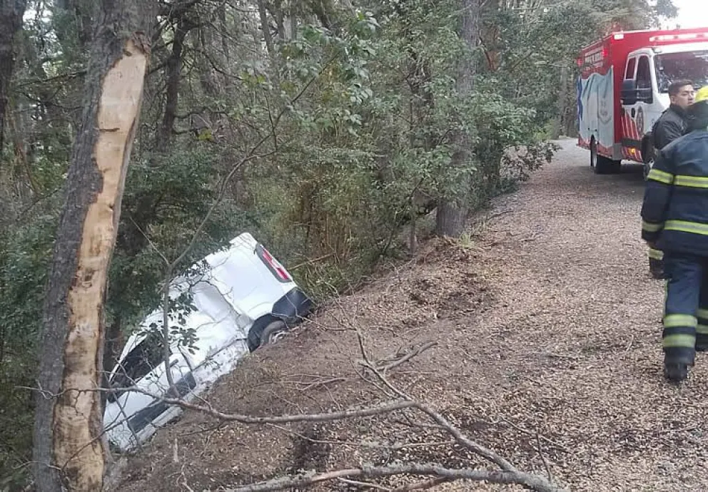 Heridos leves tras desbarrancar un vehículo en la zona del Mirador Espejo