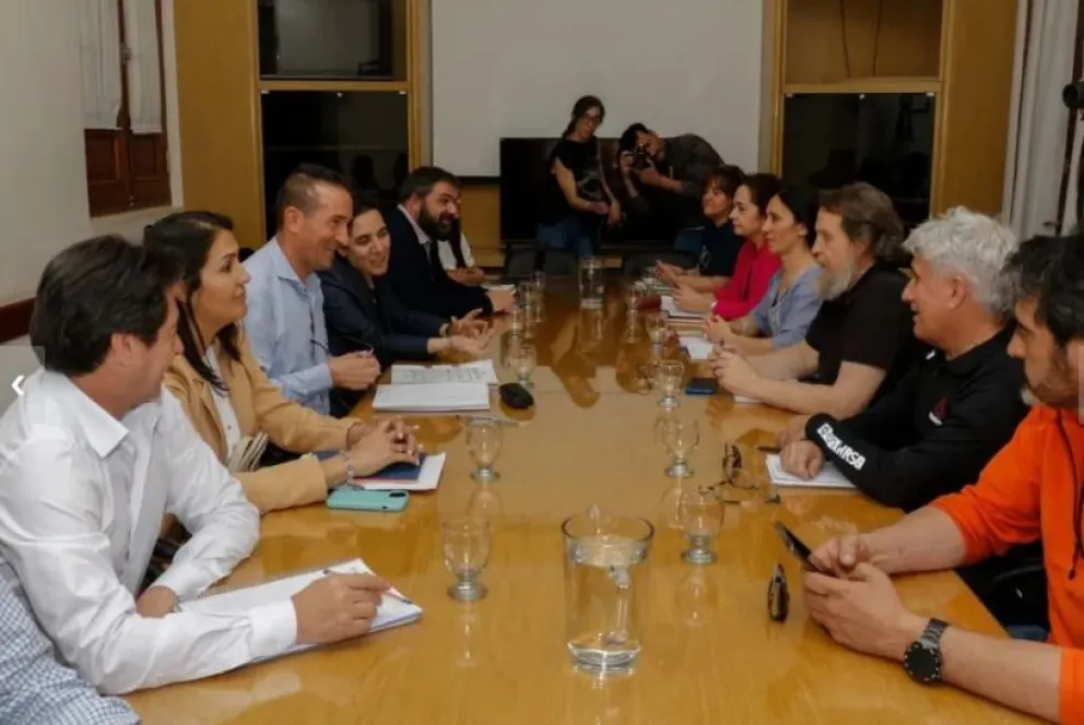 ATE acordó con el gobierno una actualización trimestral por IPC y el pago de un bono de 520 mil pesos en dos cuotas: ATEN aún no define