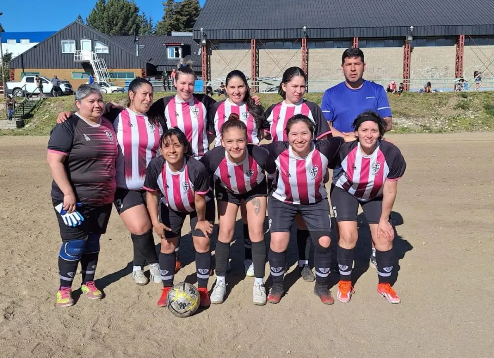 La Peña FC debutó con una derrota en el fútbol de campo