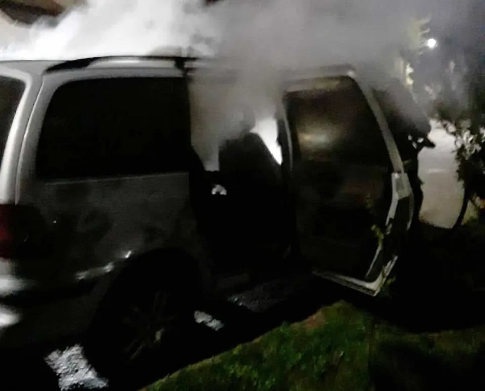 Bomberos contuvieron un incendio en un vehículo estacionado en el barrio Calafate