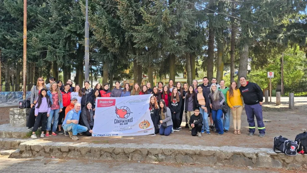 Las juveniles del voley de Carpinteros del Sur partieron al mundialito de Córdoba