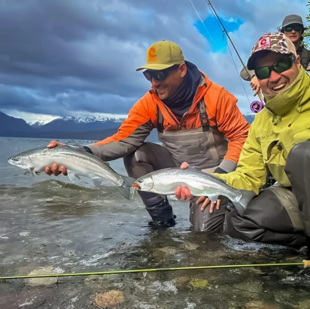 Inicio de Temporada en el Río Correntoso: abundantes capturas y pescadores locales