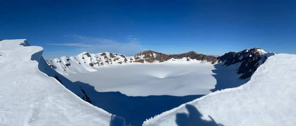Diego Meier y Alejo Apochian subieron al crater del Caulle, el epicentro de la erupción del 2011