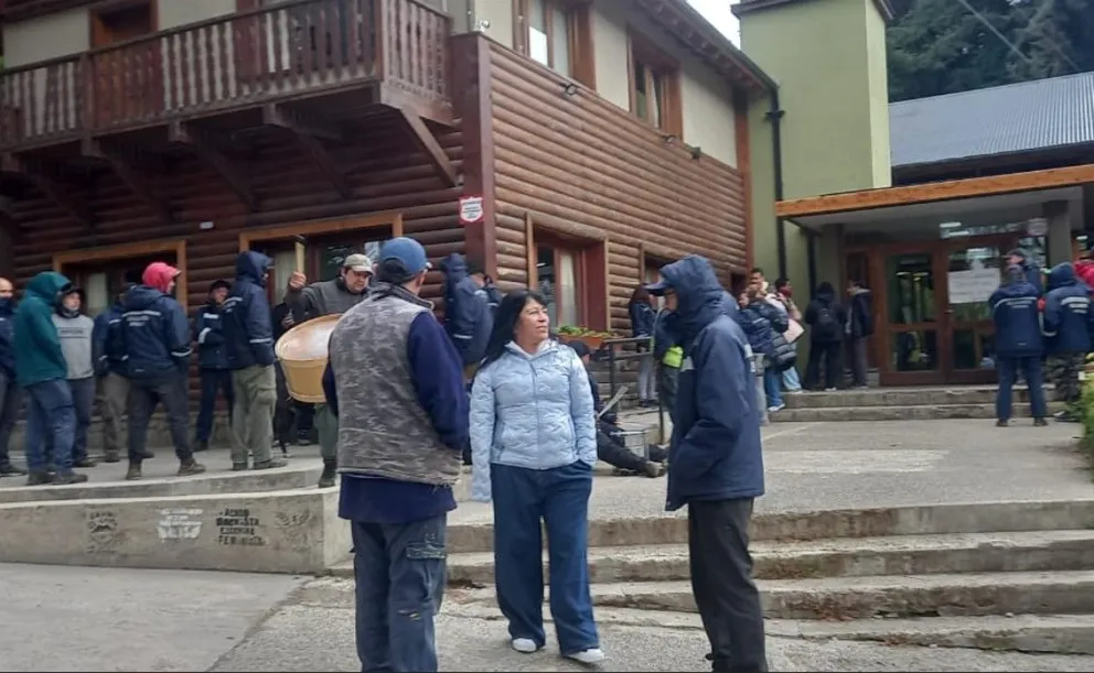Trabajadores municipales realizan protesta por mala liquidación salarial: aseguran que los recortes llegan al 7 % 