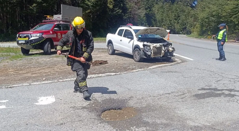 Bomberos atendieron un accidente y rellenaron un pozo en la Ruta 7 Lagos
