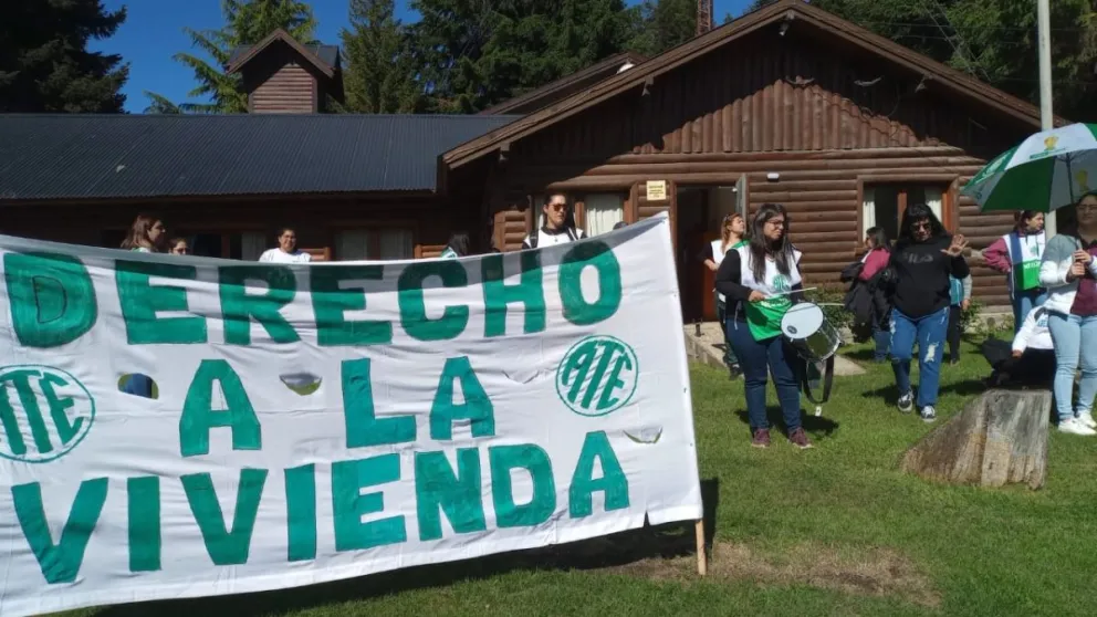 ATE marchó para exigir la intervención del municipio en la crisis habitacional y repudió los dichos de Murer