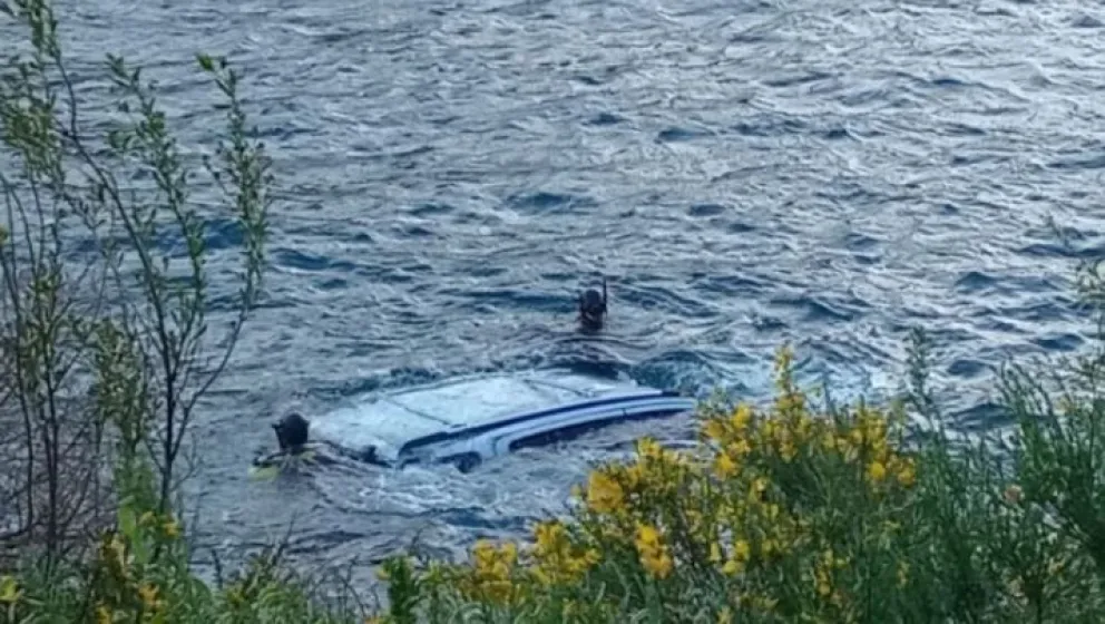 Ruta 40: perdió el control de su automóvil cayó al lago Nahuel Huapi