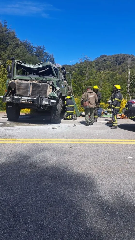 Ruta de los Siete Lagos: seis heridos tras volcar un camión de Gendarmería Nacional 