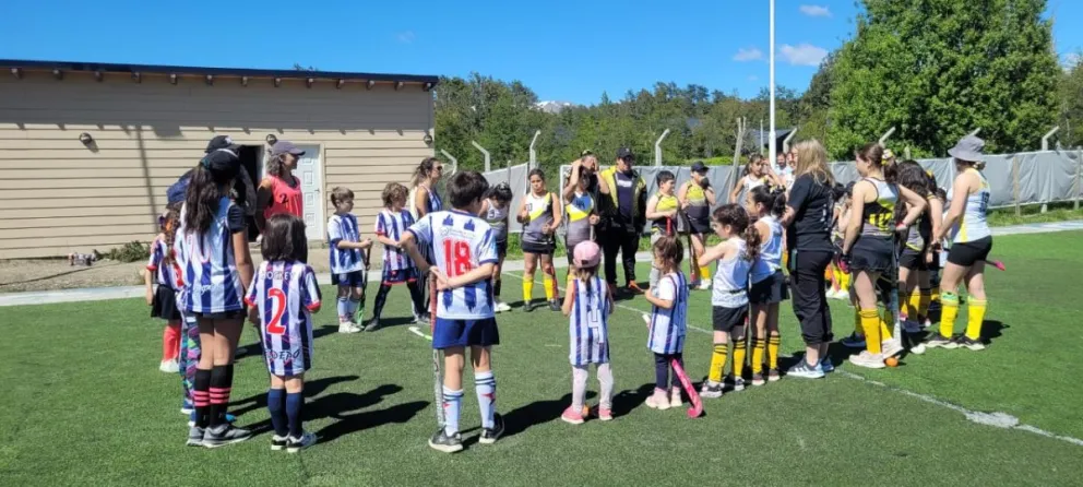 Las formativas del hockey de Depo compartieron una jornada junto al Municipal 3 de Bariloche