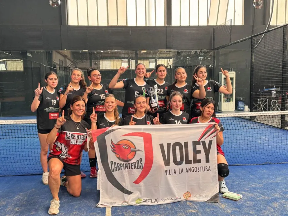 Las chicas del voley de Carpinteros del Sur, campeonas en U16 y terceras en U14