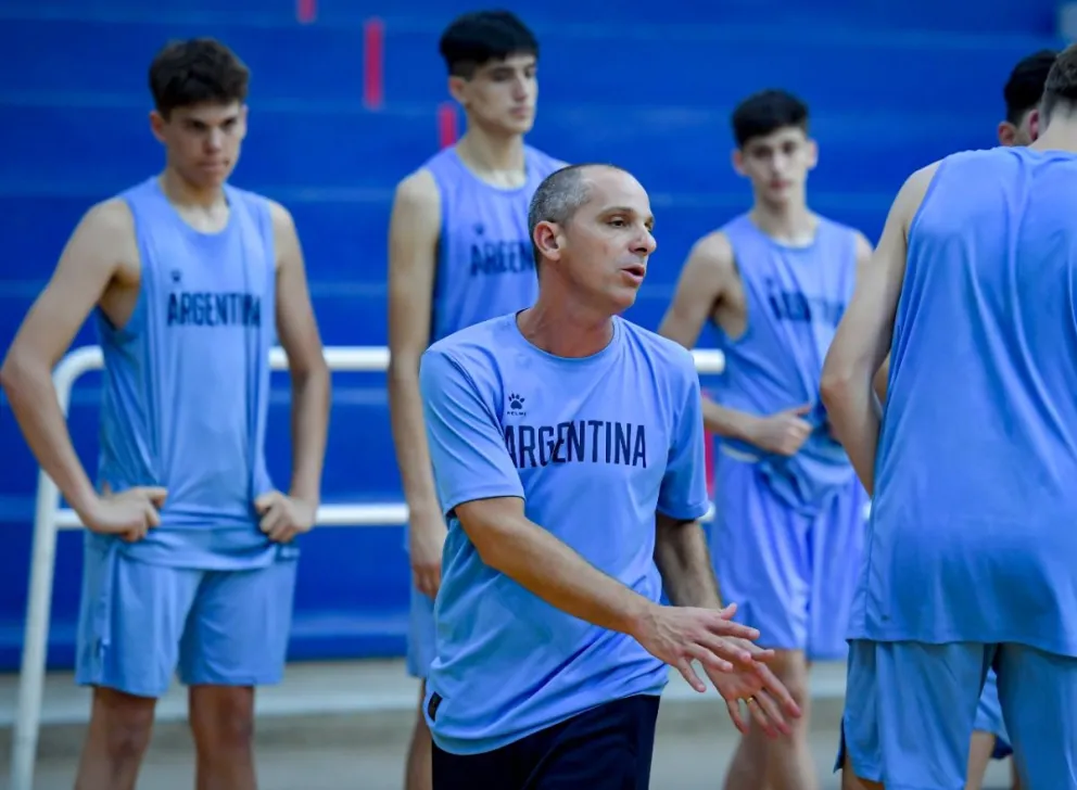 El basquet cierra el año con una clínica entrenadores de nivel nacional