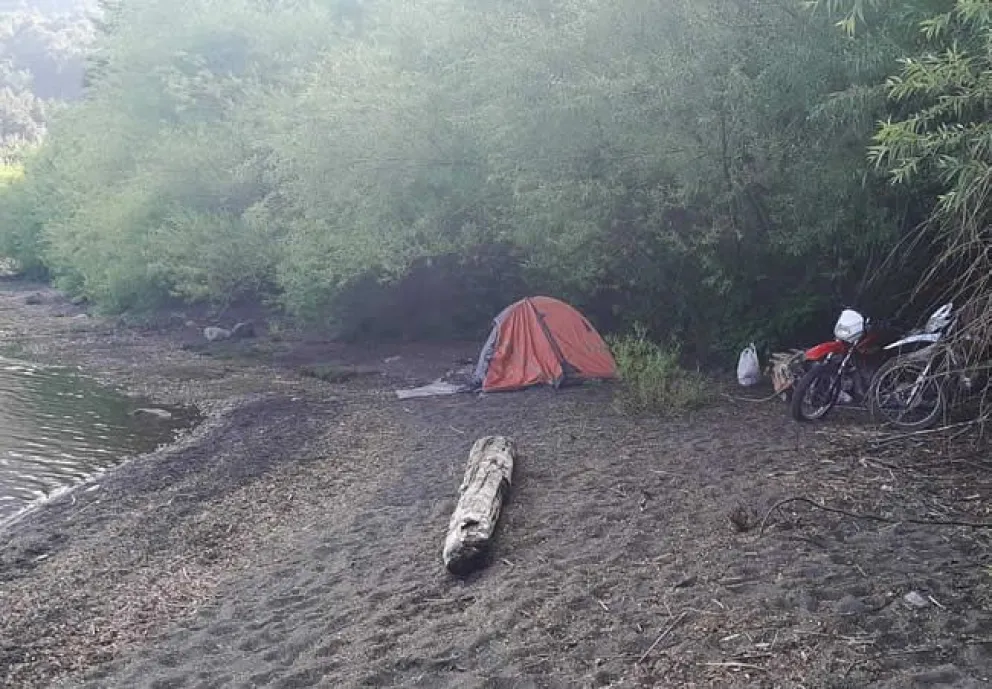 Clic Urbano: pese a que "no se podía acampar" así está esta mañana El Correntoso ( fotos lectores)