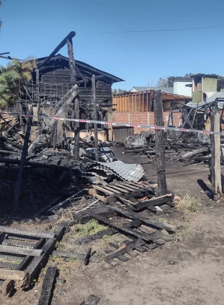 Un incendio de gran magnitud arrasó con tres viviendas en las cercanías del Cementerio