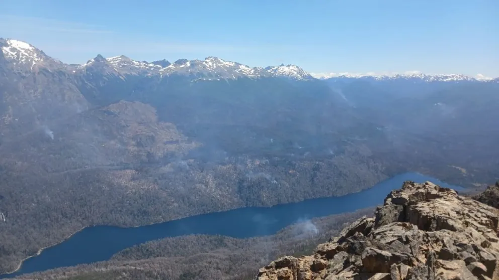 El incendio en la zona del Lago Los Manzanos ya consumió más de 2.100 hectáreas