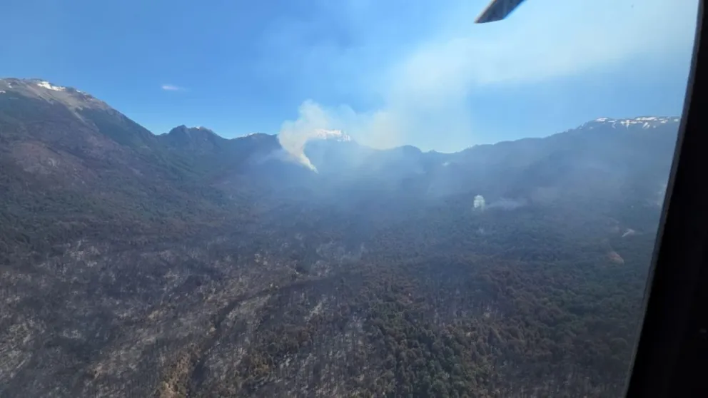  El incendio Los Manzanos continúa activo: más de 2.300 hectáreas afectadas