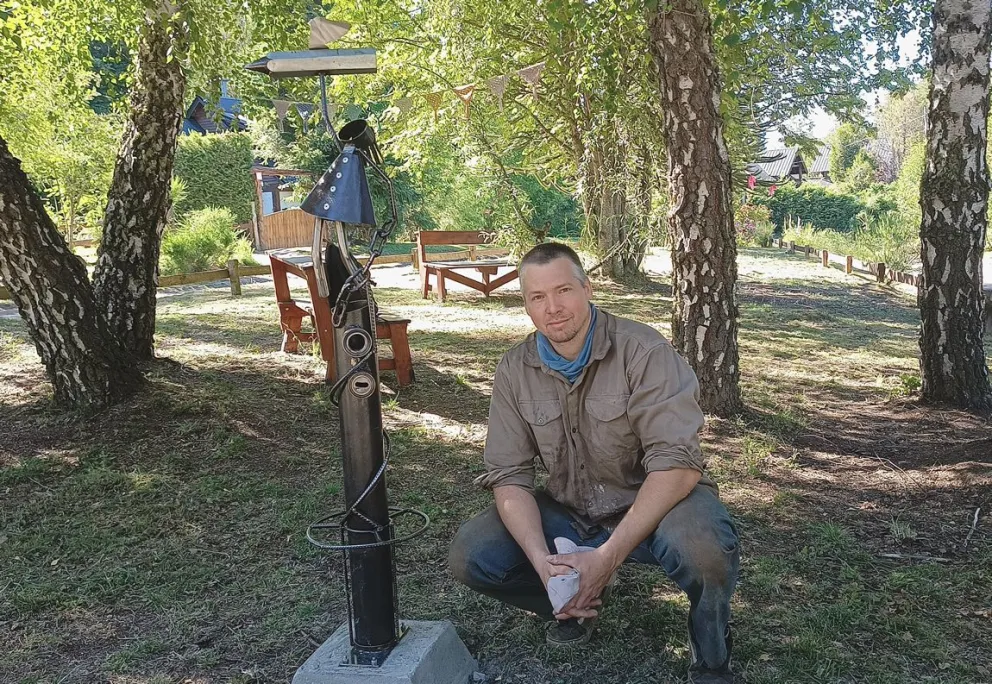 Instalan una escultura de Guillermo Galetti en homenaje a la periodista Mariana Fernández