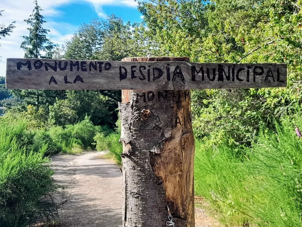 Clic Urbano: el cartel que vecinos instalaron en el pase peatonal del Río Correntoso