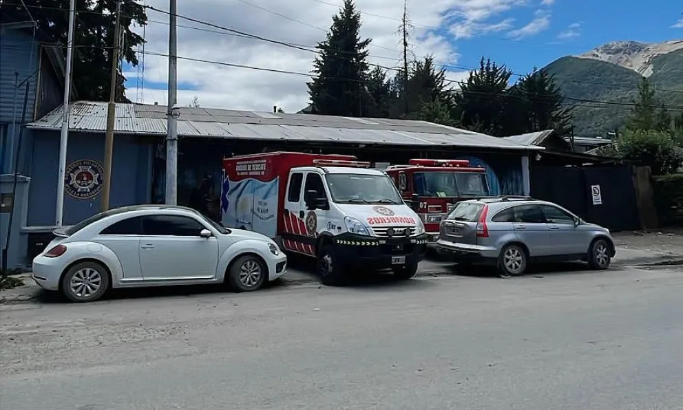 Clic Urbano: malestar de los Bomberos porque estacionaron un vehículo obstaculizando la salida de emergencia 