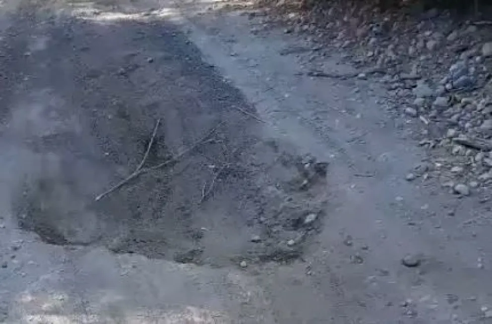 “In-tran-si-ta-ble”: una vecina se quejó por el estado de la calle Huiliches (video)
