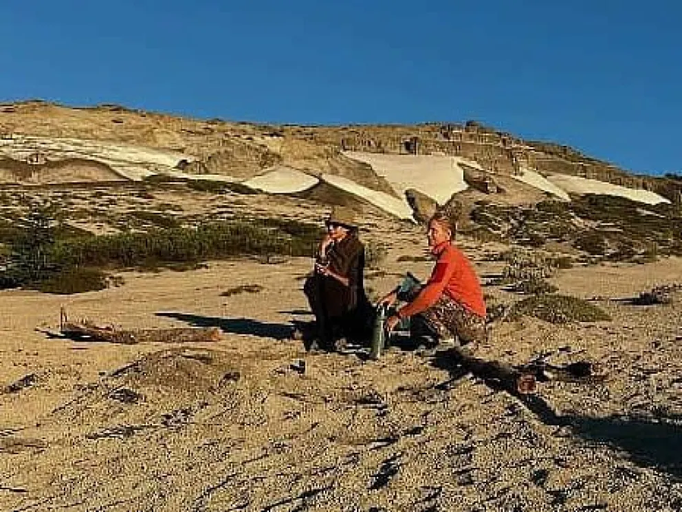 Denuncian que la ex primera Dama Juliana Awada y una ex modelo, hicieron fuego y acamparon en una zona prohibida