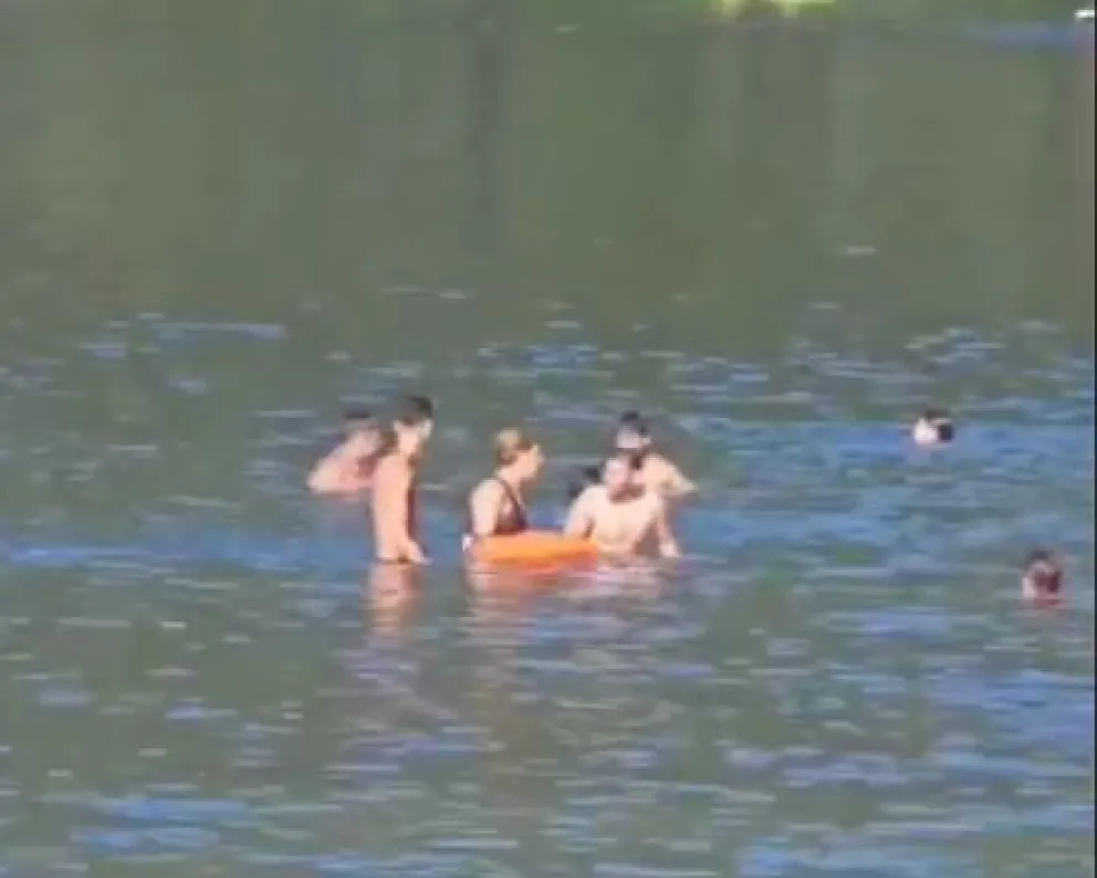 Guardavidas rescataron a un sujeto que se ahogaba en el Correntoso (video)