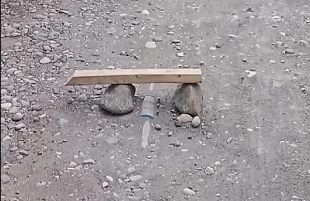 Clic Urbano: así señalizaron los vecinos un caño de agua en Villa Correntoso