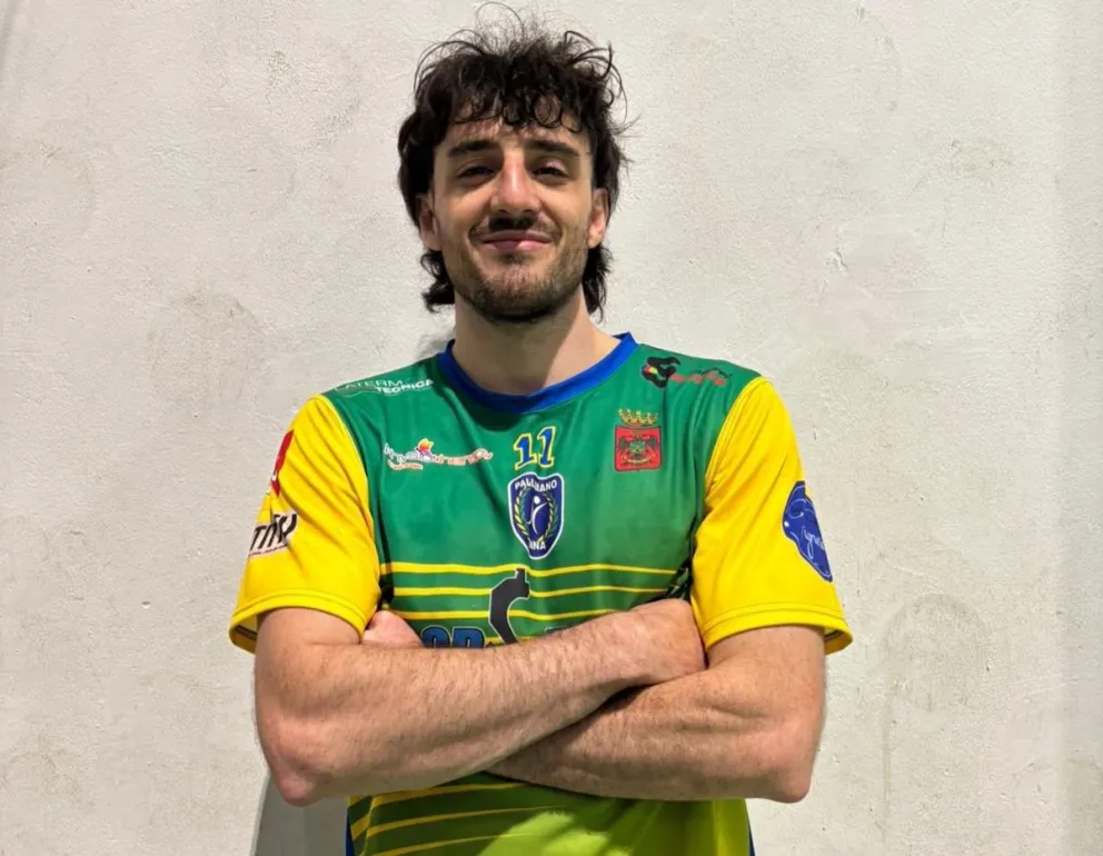 Matias Meier del CEF N° 7 al handball profesional de Sicilia Italia