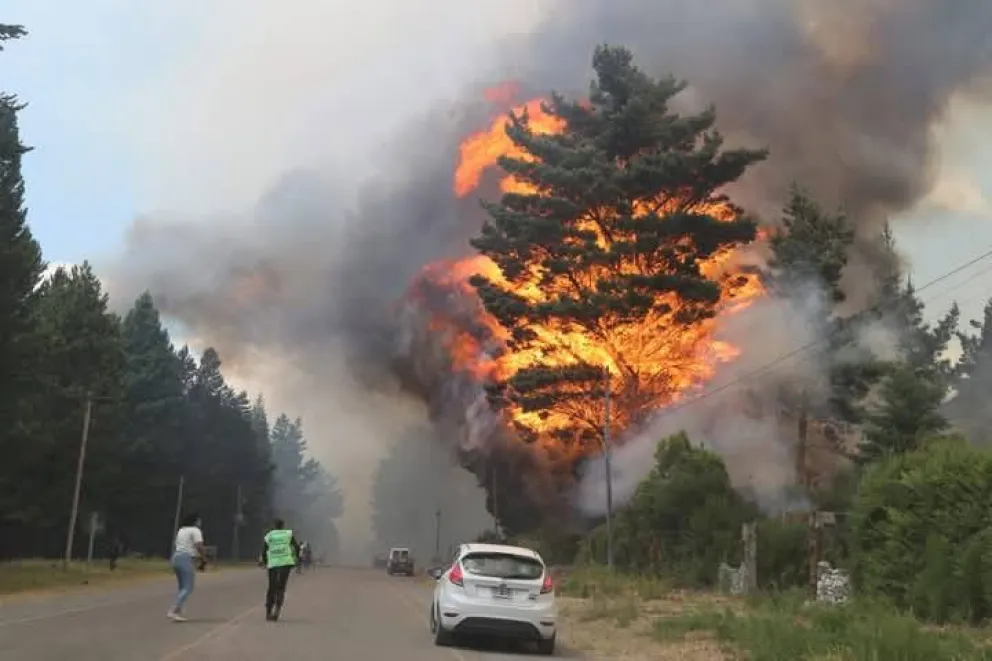 Incendio en Epuyén: más de 60 evacuados y cerca de 2.000 hectáreas arrasadas por el fuego