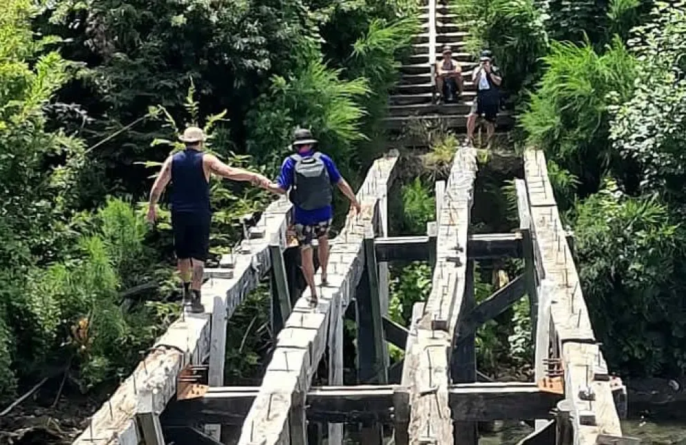 Historia repetida en el ex Puente Peatonal del Correntoso: zambullidas y descontrol 
