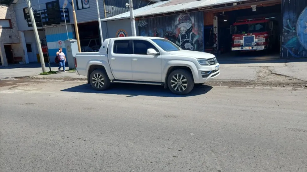 Clic Urbano: volvieron a estacionar una camioneta frente al Cuartel de Bombeos pero esta vez los multaron