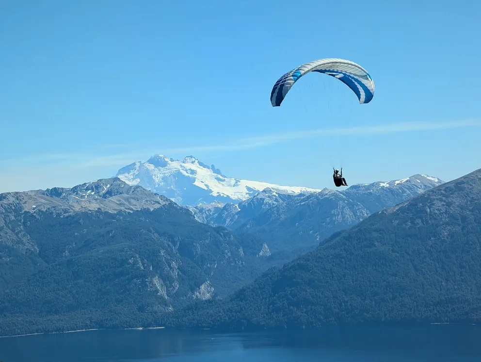 La mágica sensación de volar en parapente por los cielos de Angostura