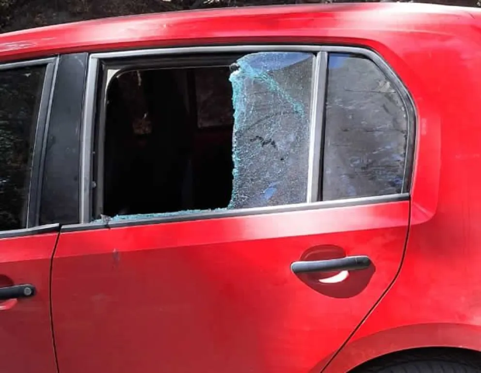 Estacionó su auto para recorrer el sendero de la cascada Inacayal, le rompieron un vidrio y le robaron