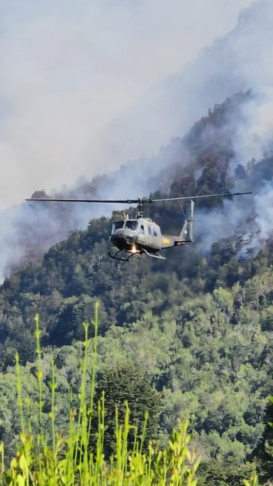 El incendio en Los Manzanos ya afectó 5.885 hectáreas y continúa activo
