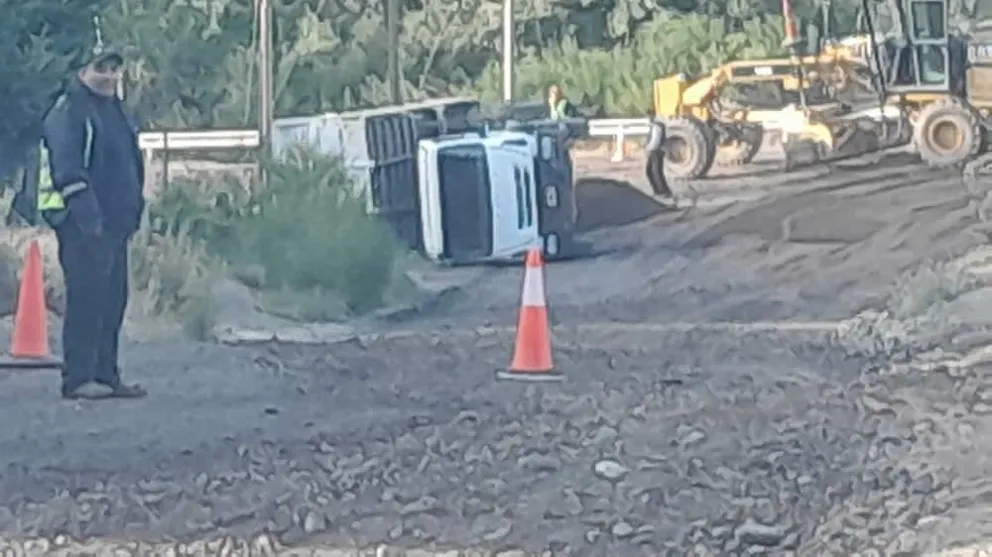 Volcó un camión en Huiliches y Avenida 7 Lagos