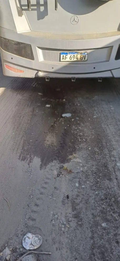 Descargó líquidos en pleno centro y argumentó que “tenía una tapa floja”