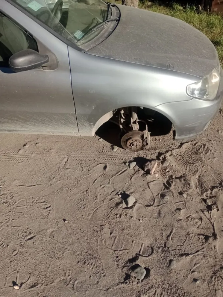 Le roban una rueda de auto en pleno barrio El Once