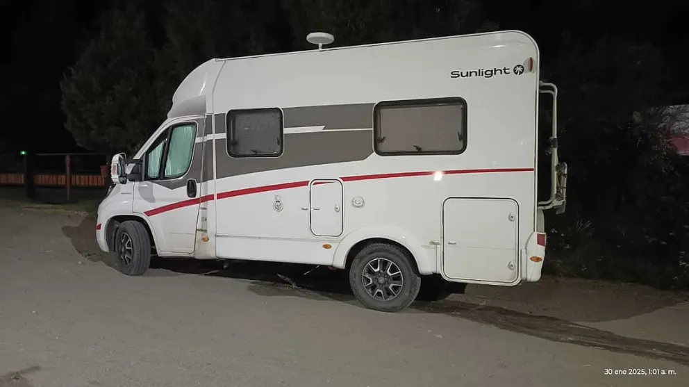 Interminable: otra vez un motorhome descarga líquidos en la vía pública