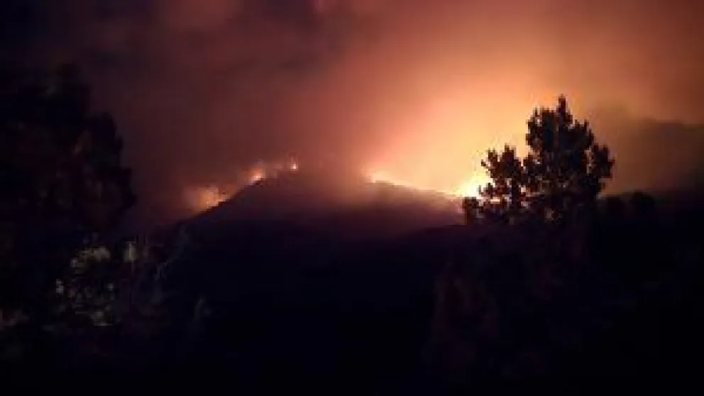Incendio en Los Manzanos: afecta el Cerro Santa Rita y es cada vez más complicado