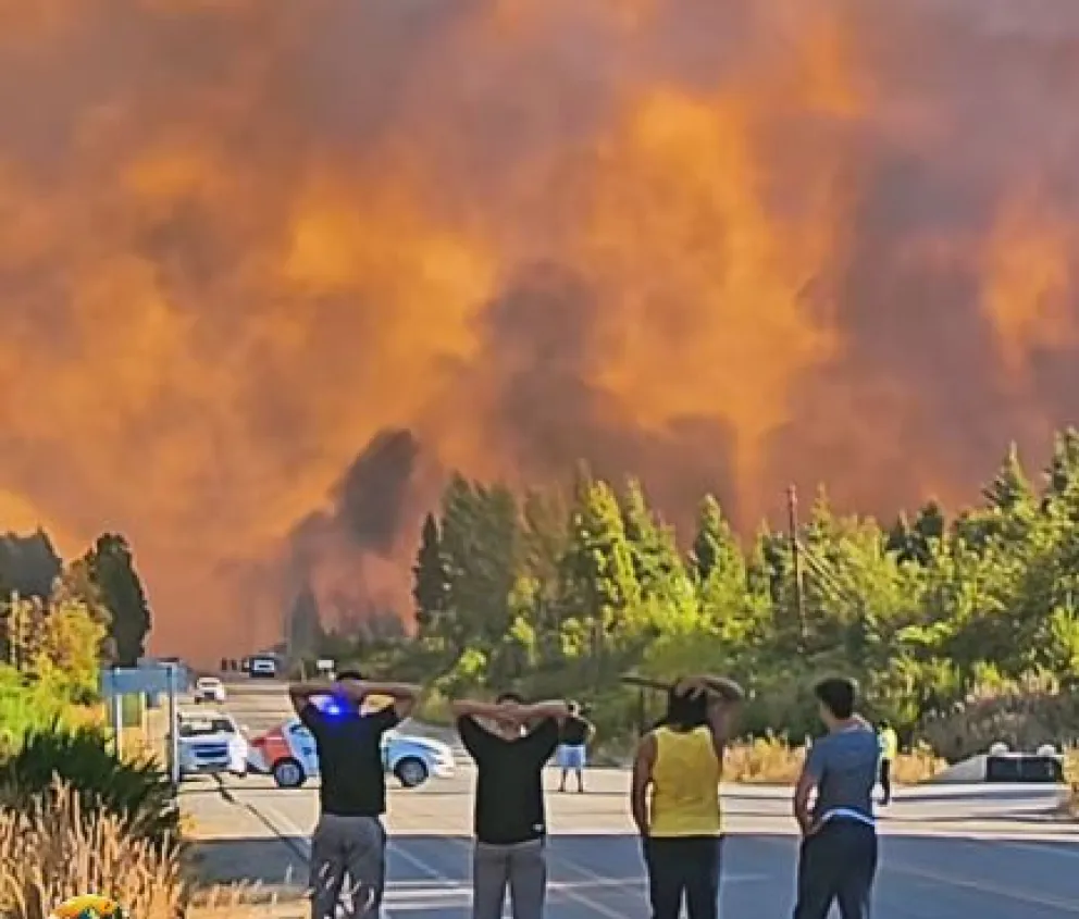 Autorizan el regreso de familias evacuadas por el incendio en El Bolsón