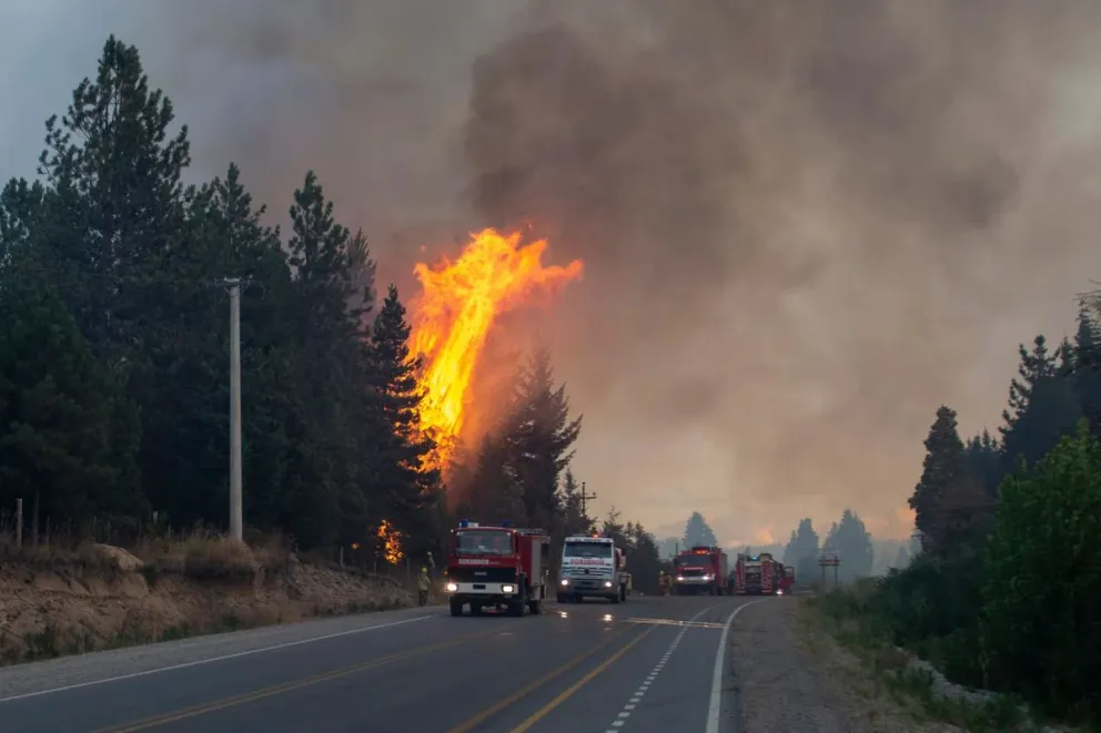 Incendios en El Bolsón: se espera hoy un “día crítico” y ya son 2.111 las hectáreas afectadas