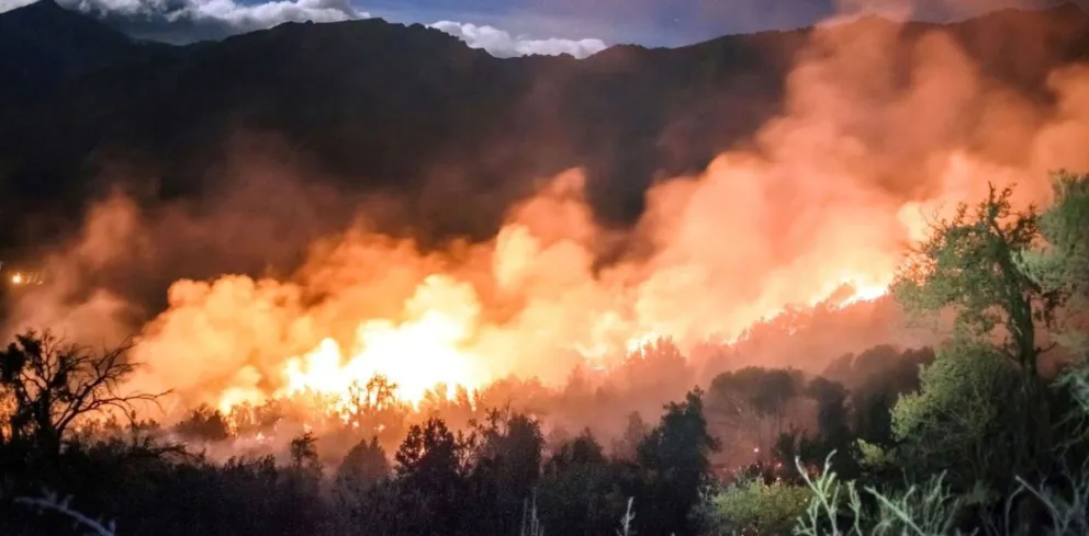 Incendios en El Bolsón: pronostican lluvias en la zona, pero el viento no cesa y complica