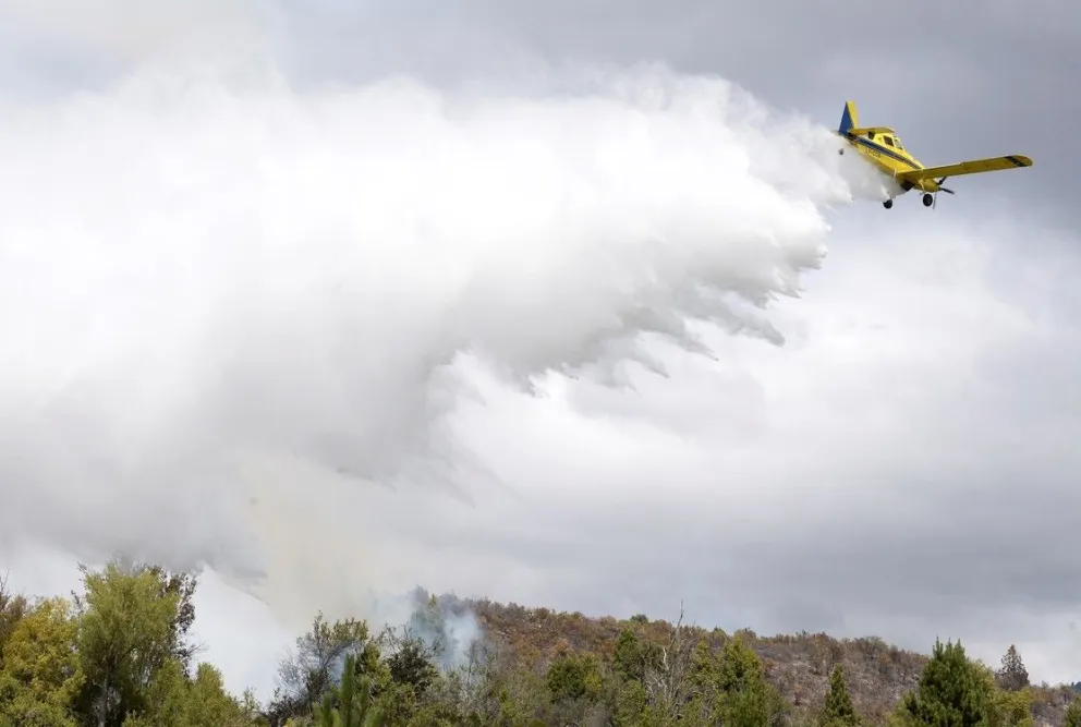 Se suman tres aeronaves al combate contra el fuego en el Parque Nacional Lanín
